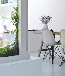 Chaise Eames DSW blanche sur fr.freefurn.com